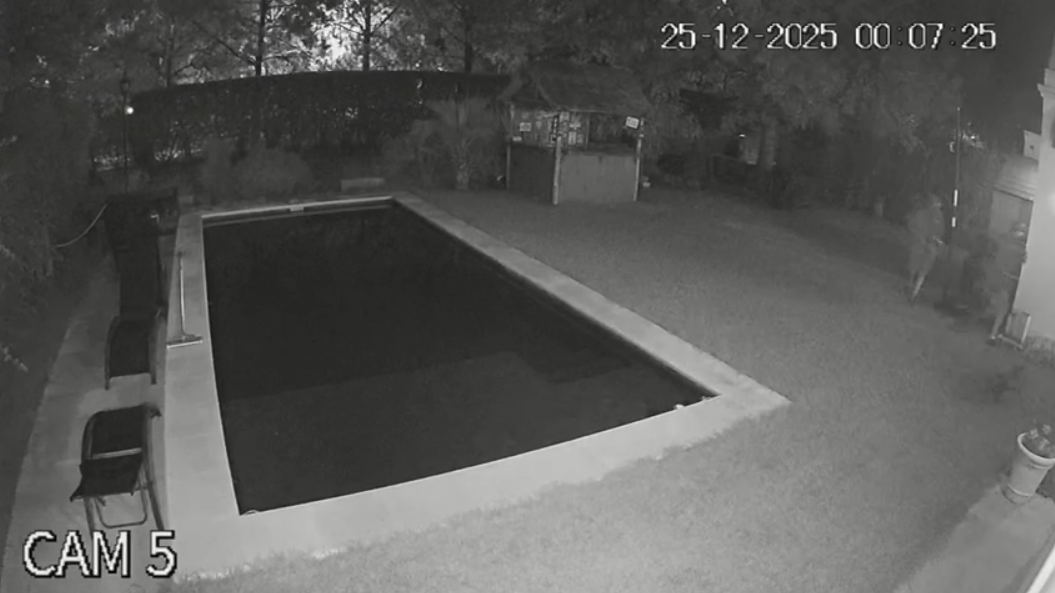 Robo de Navidad en Funes: un video muestra cómo dos de los delincuentes entran a una de las casas en Cadaqués